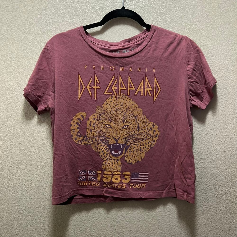 Def Leopard by Goodie Two Sleeves Red Cropped Graphic Tee T-Shirt Size Large - Picture 2 of 5